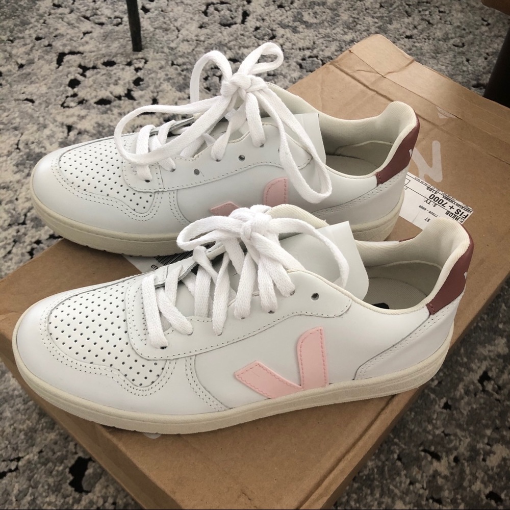 Veja V10 Sneaker in White Petal Dried - Eur 36